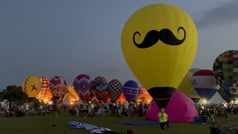 Balloon Pilot’s Wife Shows Off Remote-Controlled Hot Air Balloons in Longview